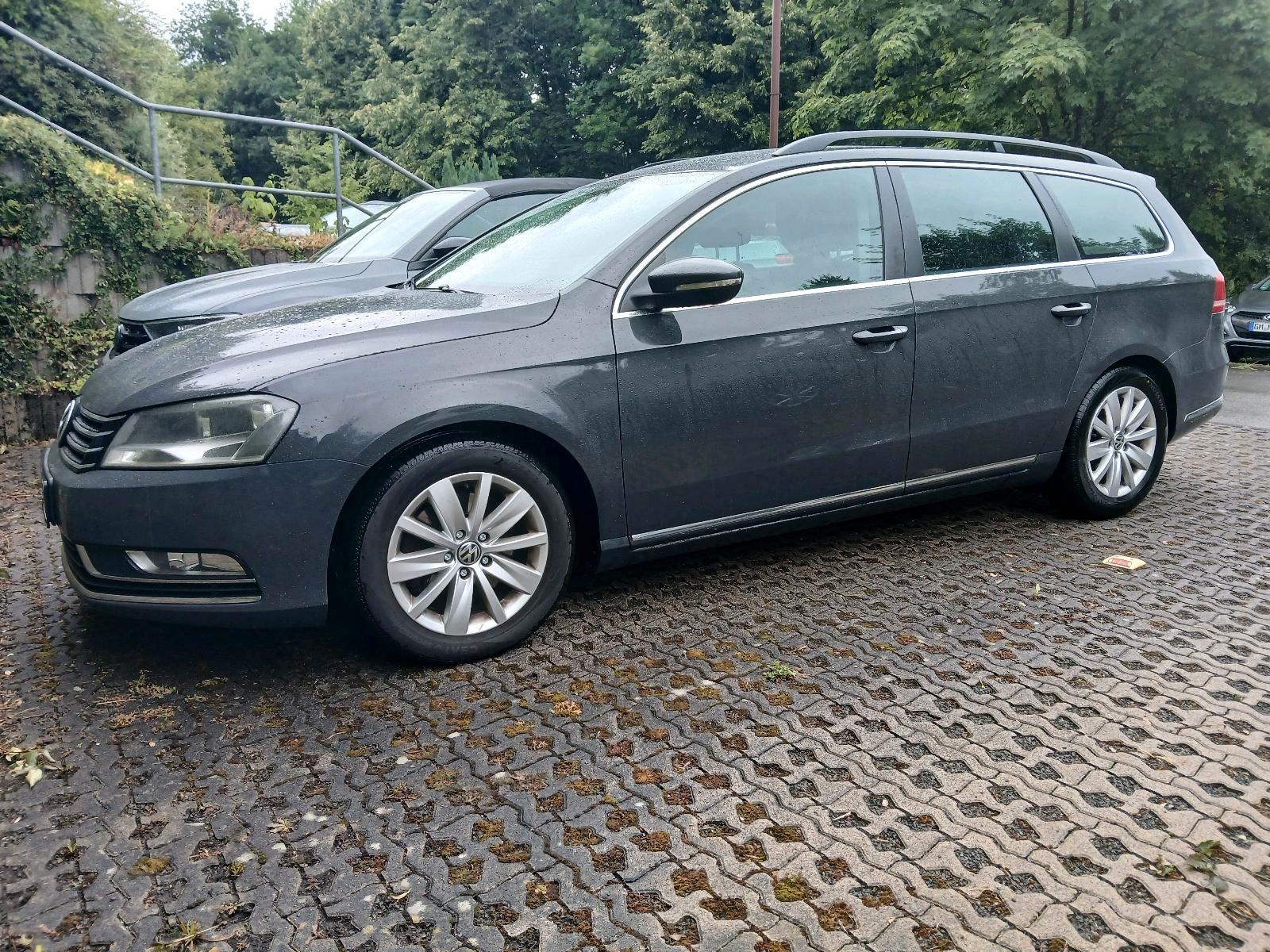 Volkswagen Passat 2012 — rear view