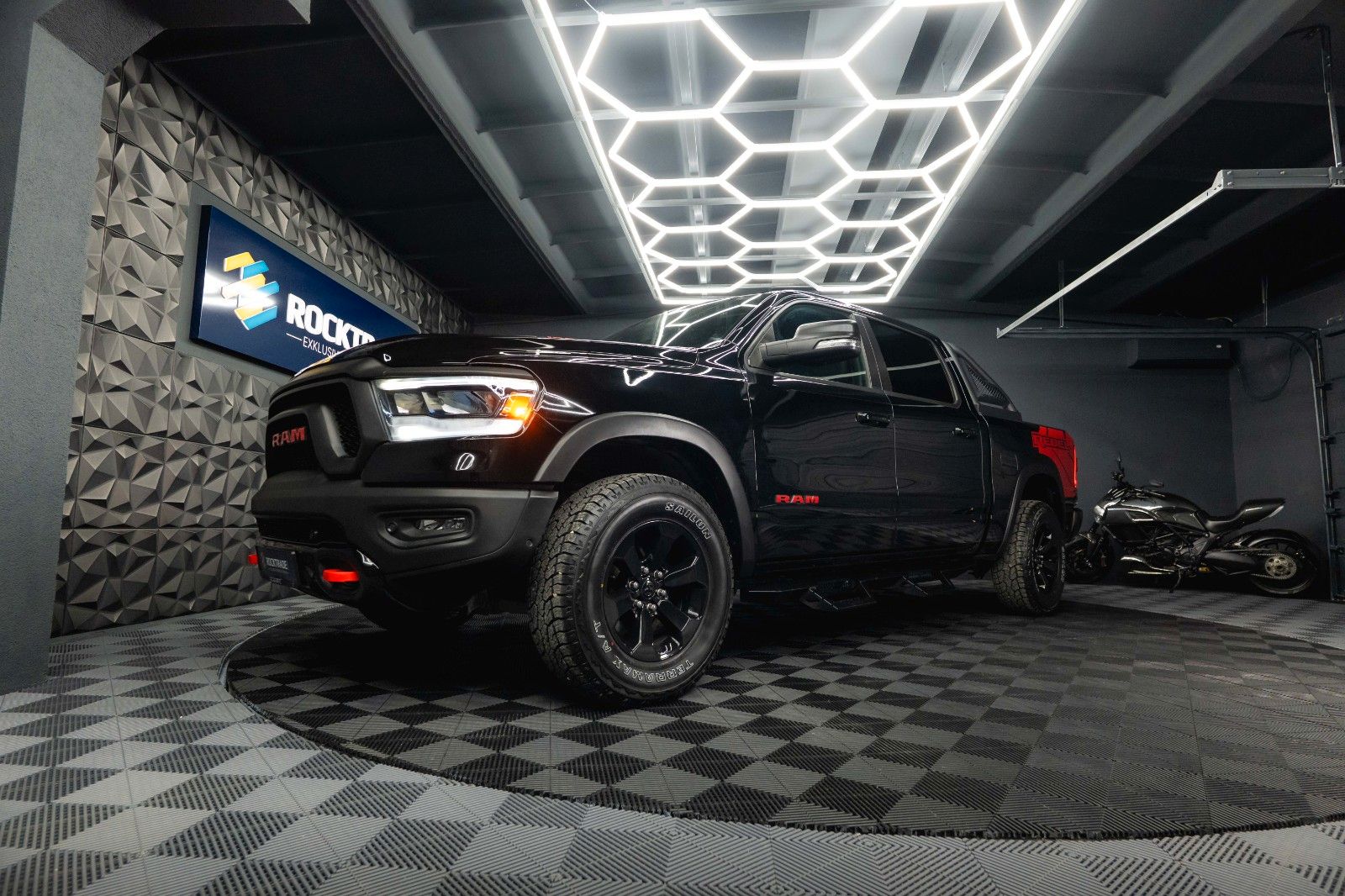 Fahrzeugabbildung Dodge RAM 5.7 V8 HEMI 4x4 REBEL AXLE LOCK Airmatic LED