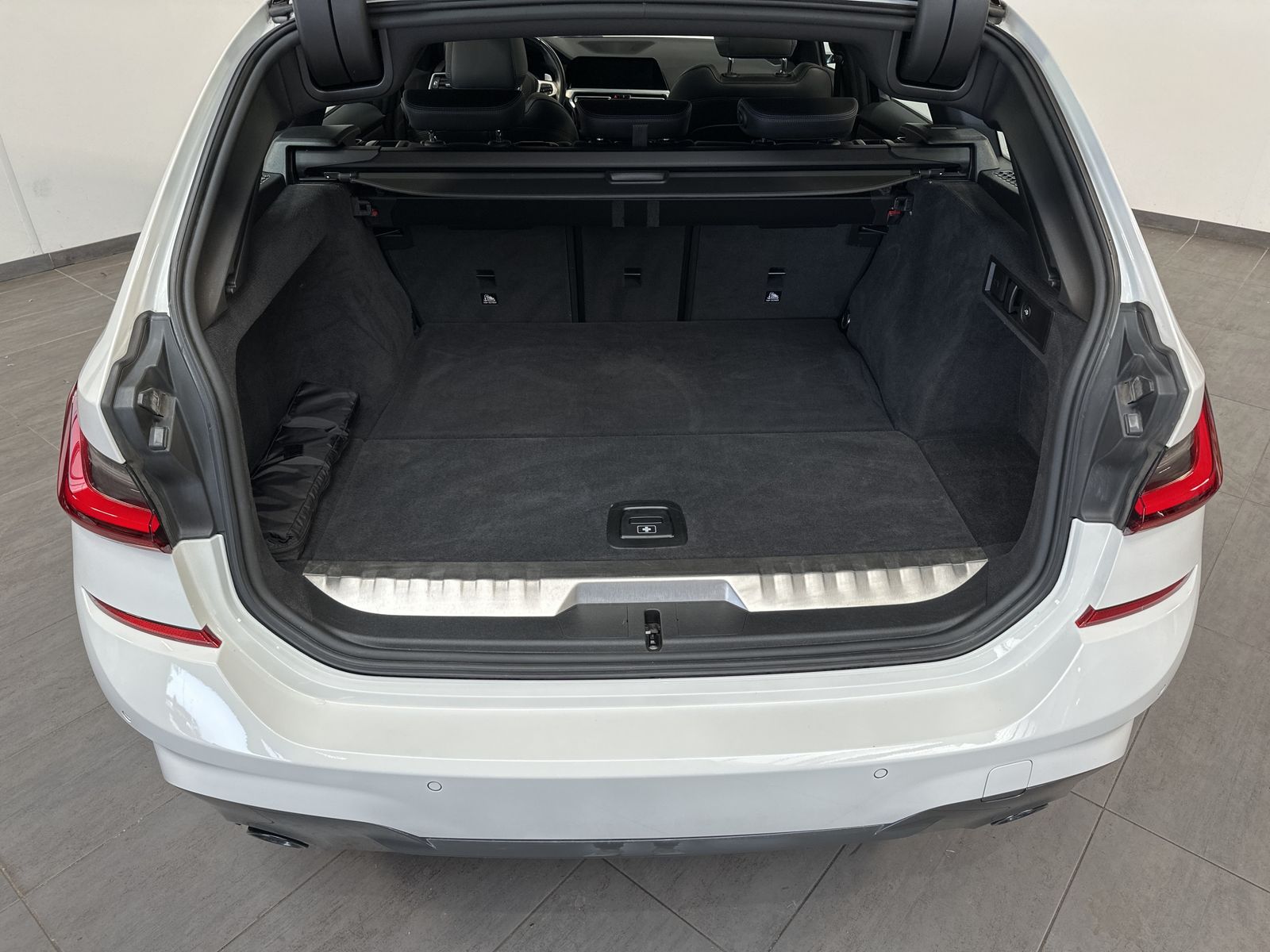 Fahrzeugabbildung BMW 330e Touring xDrive M-Sport NAV+LED+AHK+PANO+SHZ