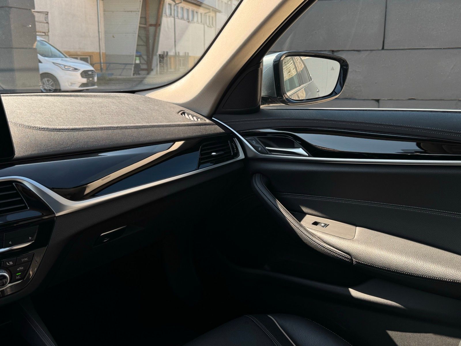 Fahrzeugabbildung BMW 520i Touring Luxury Line Pano Leder HiFi CAM AHK