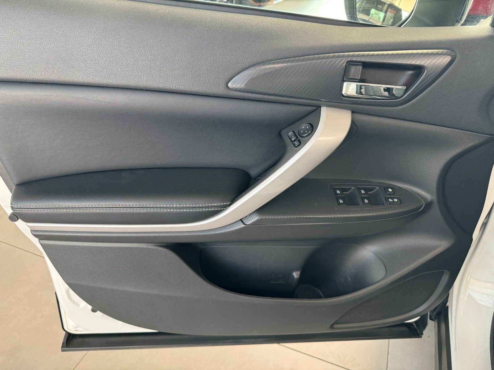 Fahrzeugabbildung Mitsubishi Eclipse Cross 2.4 PHEV Plus Select Black 4WD