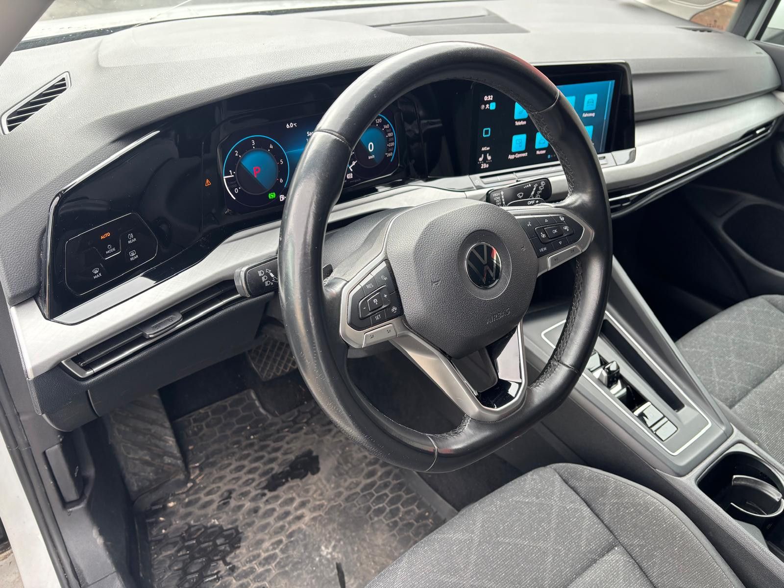 Fahrzeugabbildung Volkswagen Golf Var. 2.0 TDI DSG Life-NAV-LED-PDC-SHZ-SPUR-