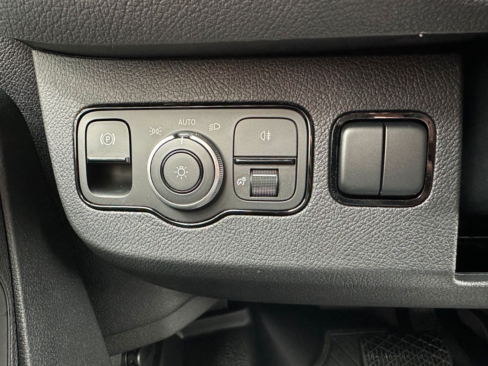 Fahrzeugabbildung Mercedes-Benz Sprinter 317 CDI 3665 9G DoKa AHK Klima