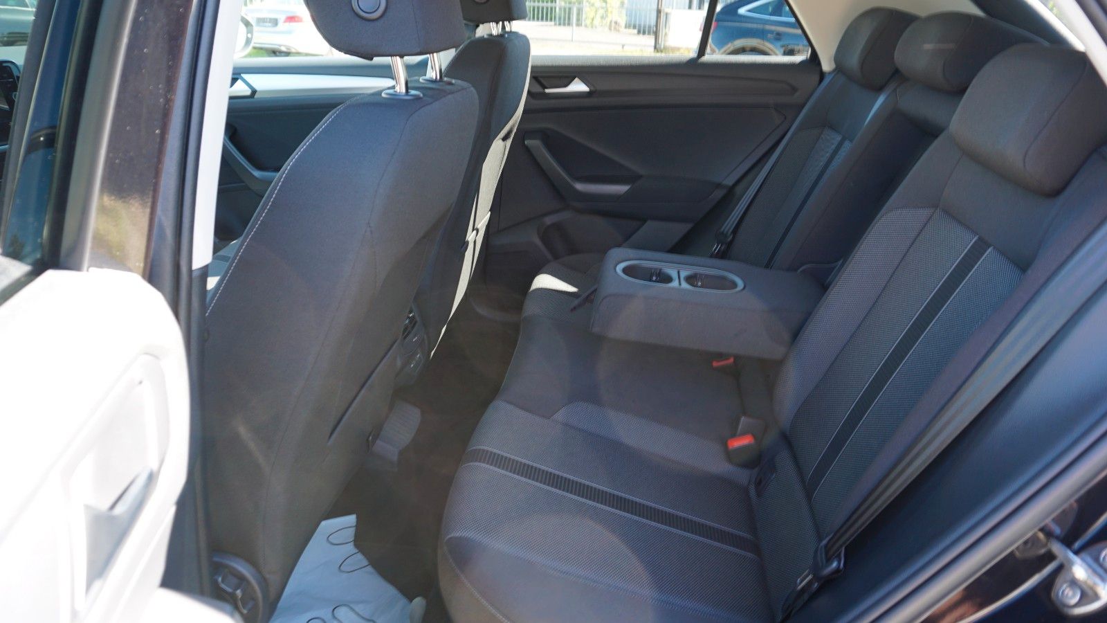 Fahrzeugabbildung Volkswagen T-Roc Life Navi,LED,Park/Lane Assist,SH