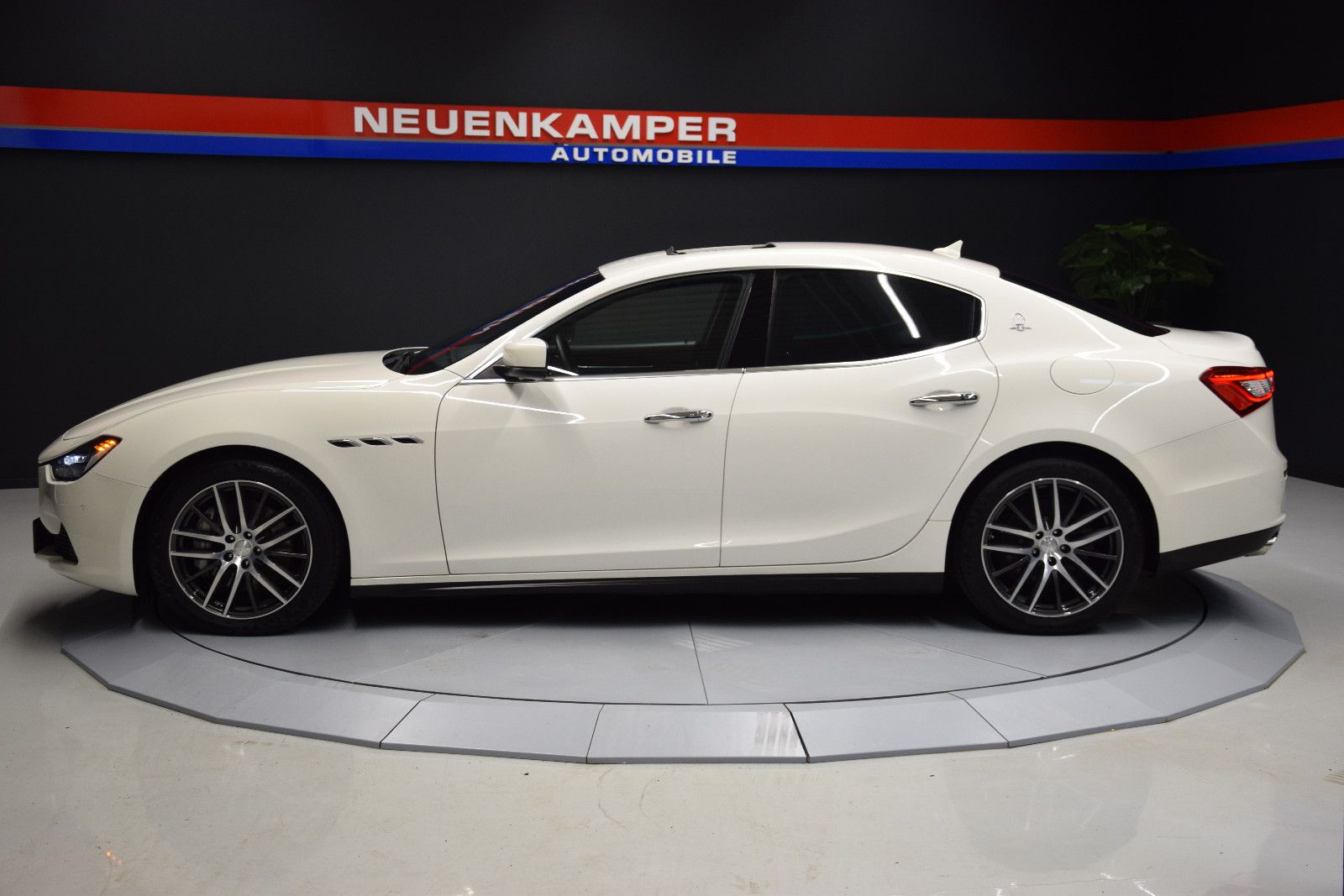 Fahrzeugabbildung Maserati Ghibli Diesel Schiebedach Memory B&W Sitzbelüft.