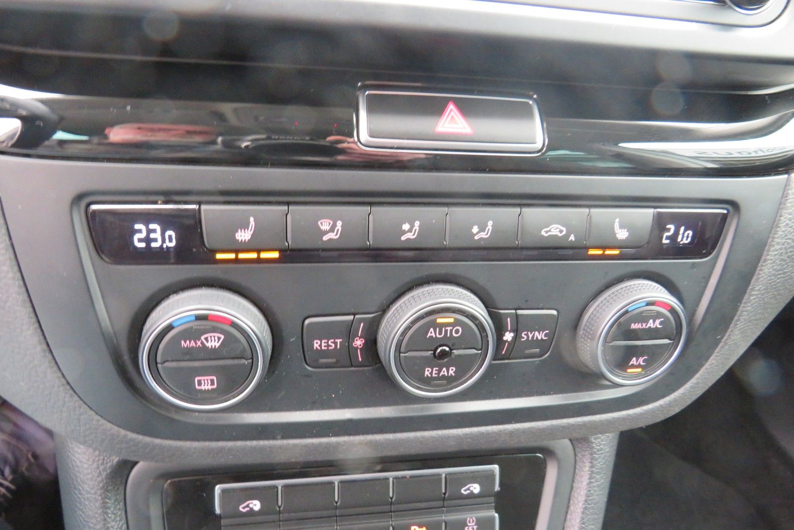Fahrzeugabbildung Volkswagen Sharan Highline 7-SITZE AHK NAVI ACC 1.HAND
