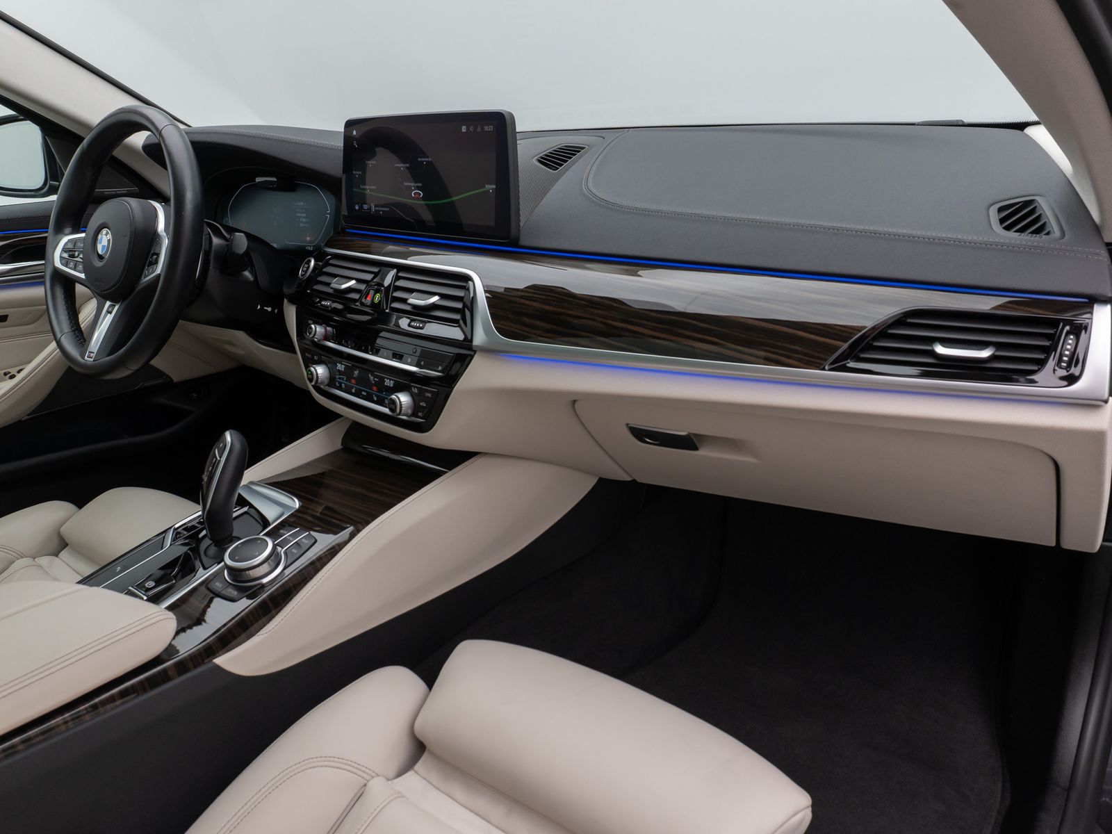 Fahrzeugabbildung BMW 540i Luxury Line Kamera Glasdach Laser HUD H/K