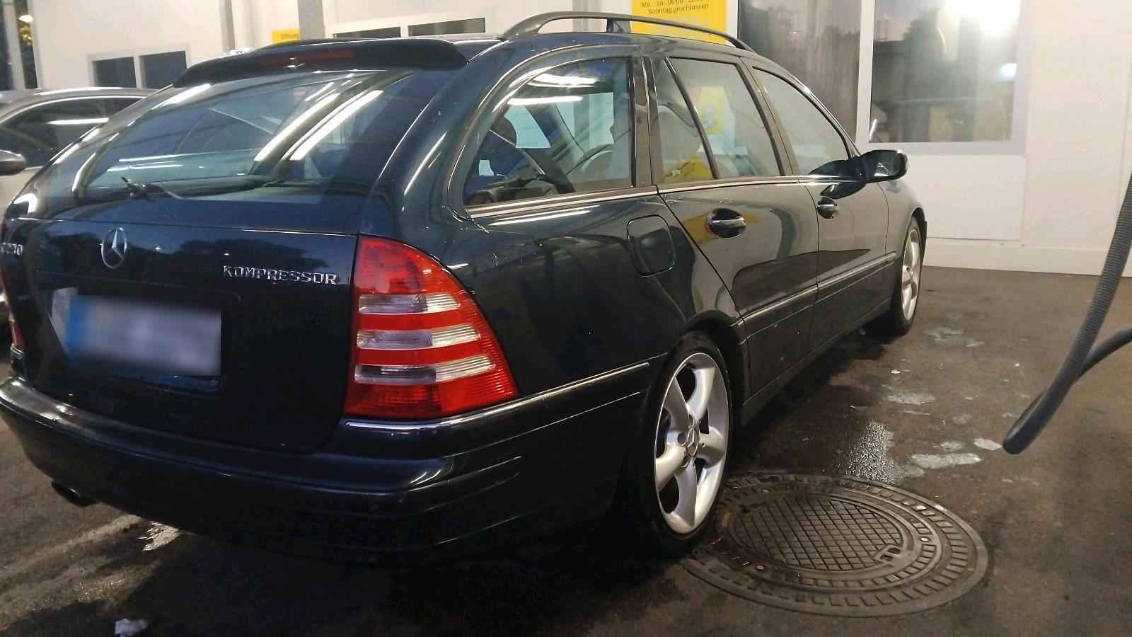 Mercedes-Benz C230 2004 — interior