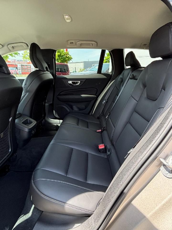 Fahrzeugabbildung Volvo V60 Kombi Plus Dark LED DAB AHK ACC Harman Kardo