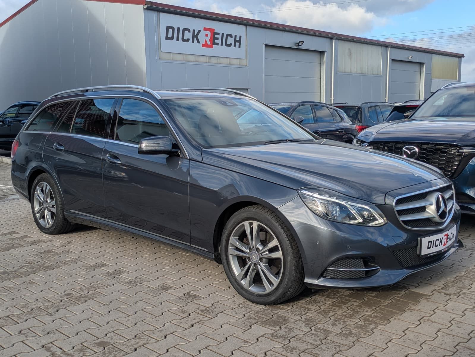 Fahrzeugabbildung Mercedes-Benz E 220 Avantgarde LED*AHK*KAMERA*TEMP*NAVI*SHZ
