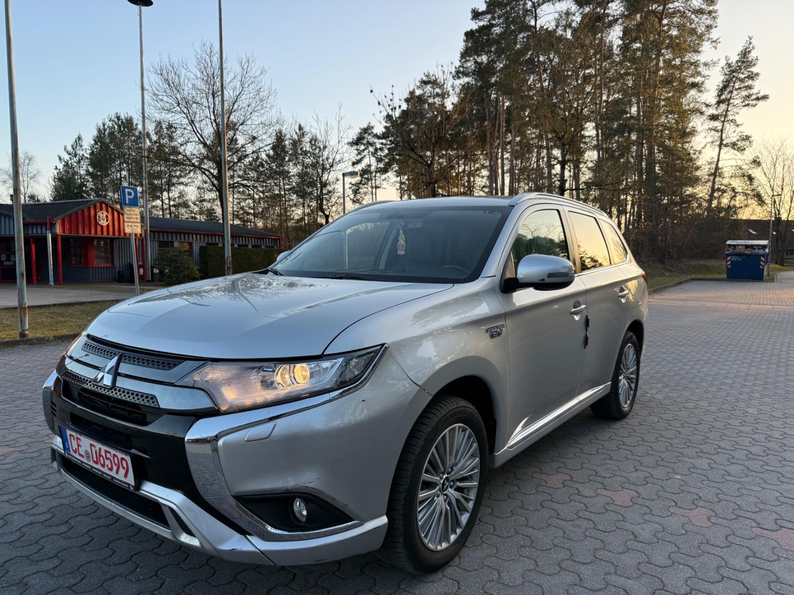 Mitsubishi Outlander PHEV Spirit 4WD LEDER KAMERA AHK