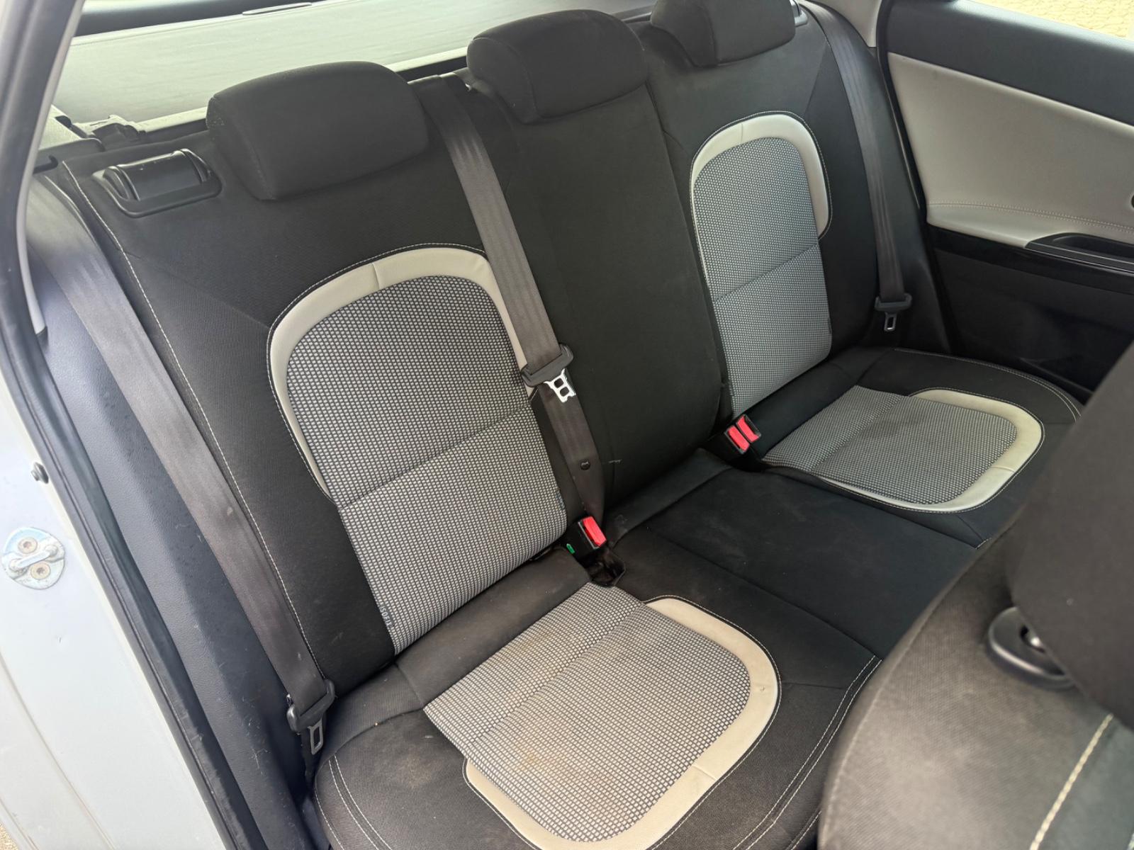 Kia cee'd 2015 — photo 16