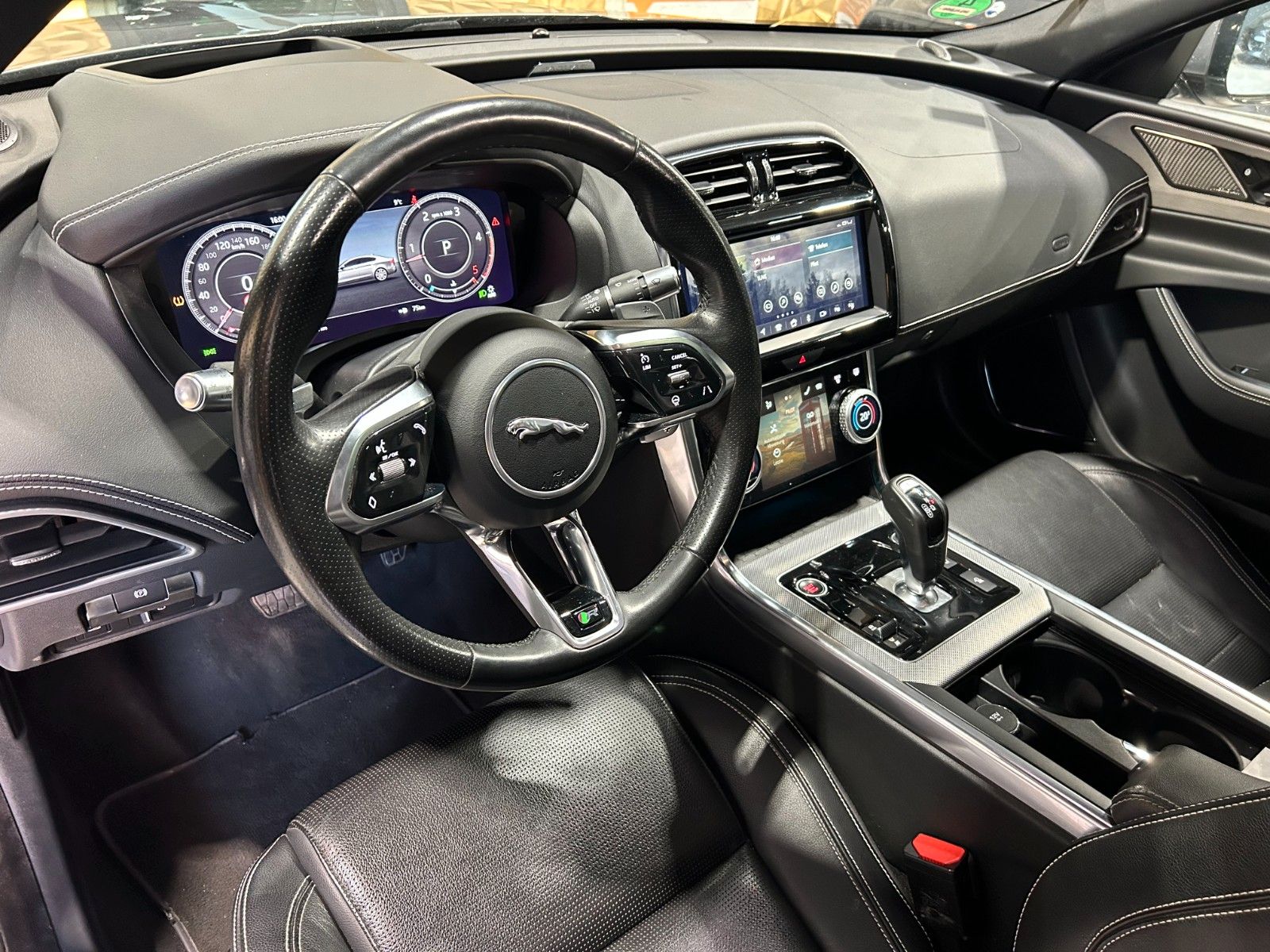 Fahrzeugabbildung Jaguar XE R-Dynamic SE AWD/HEAD-UP/KAMERA/NAVI/APPLE