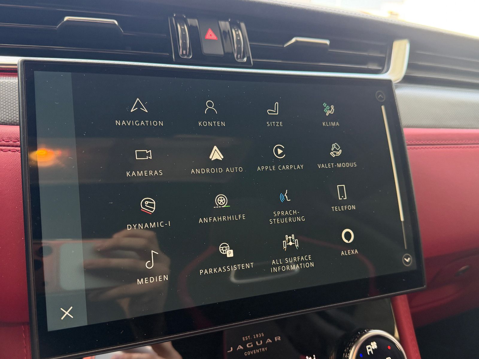 Fahrzeugabbildung Jaguar F-PACE SVR /PANO/MERIDIAN/HUD/360°KAM/MEMORY