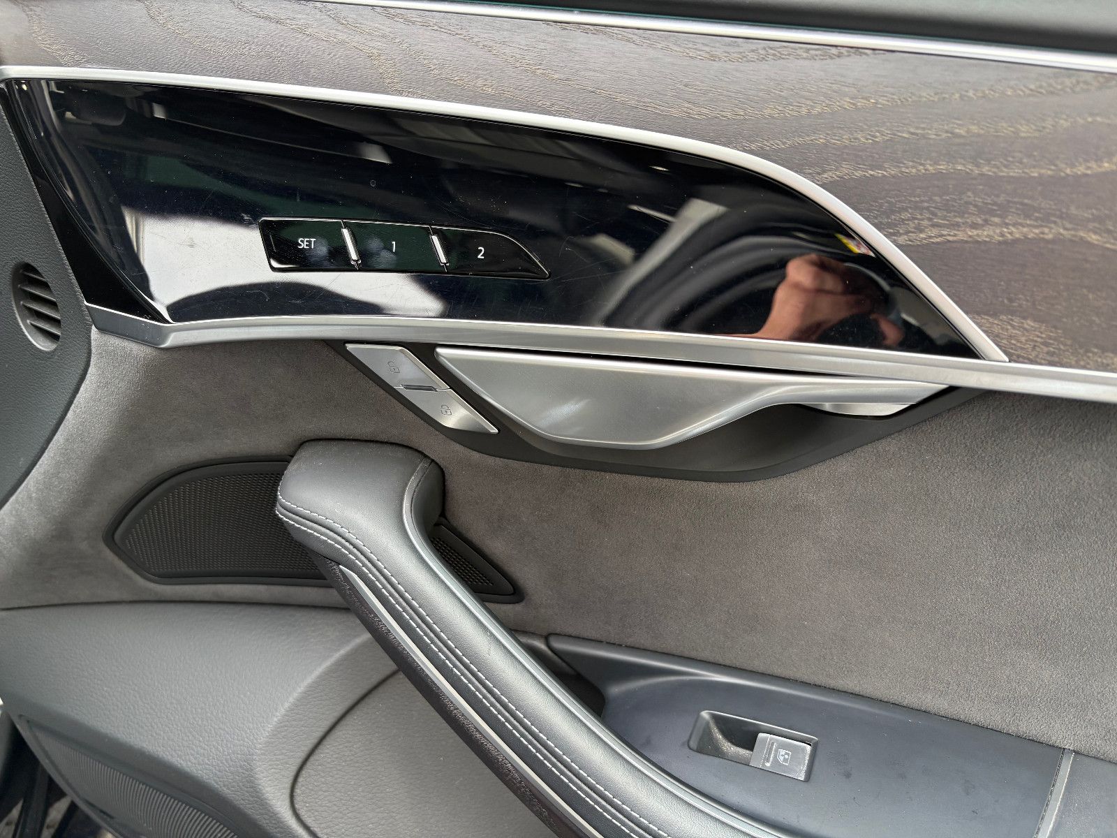 Fahrzeugabbildung Audi A8 60 TFSI e L quattro/Chauffeur-Paket/Fond-TV/