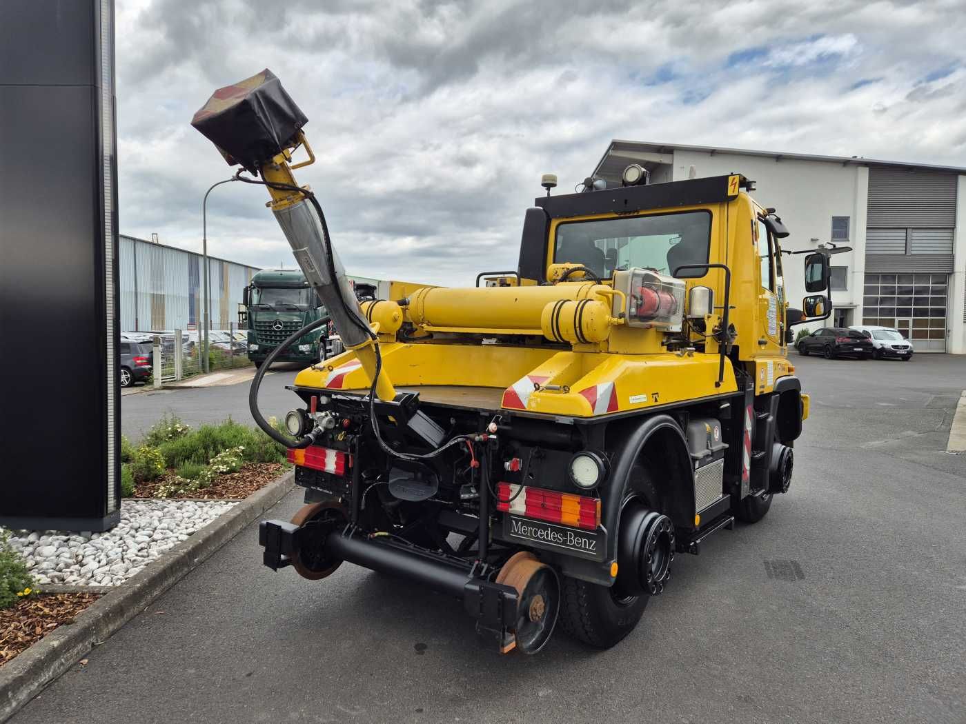 Fahrzeugabbildung Mercedes-Benz Unimog U400 4x4 Zweiwege ZAGRO 800t/52 Achsen