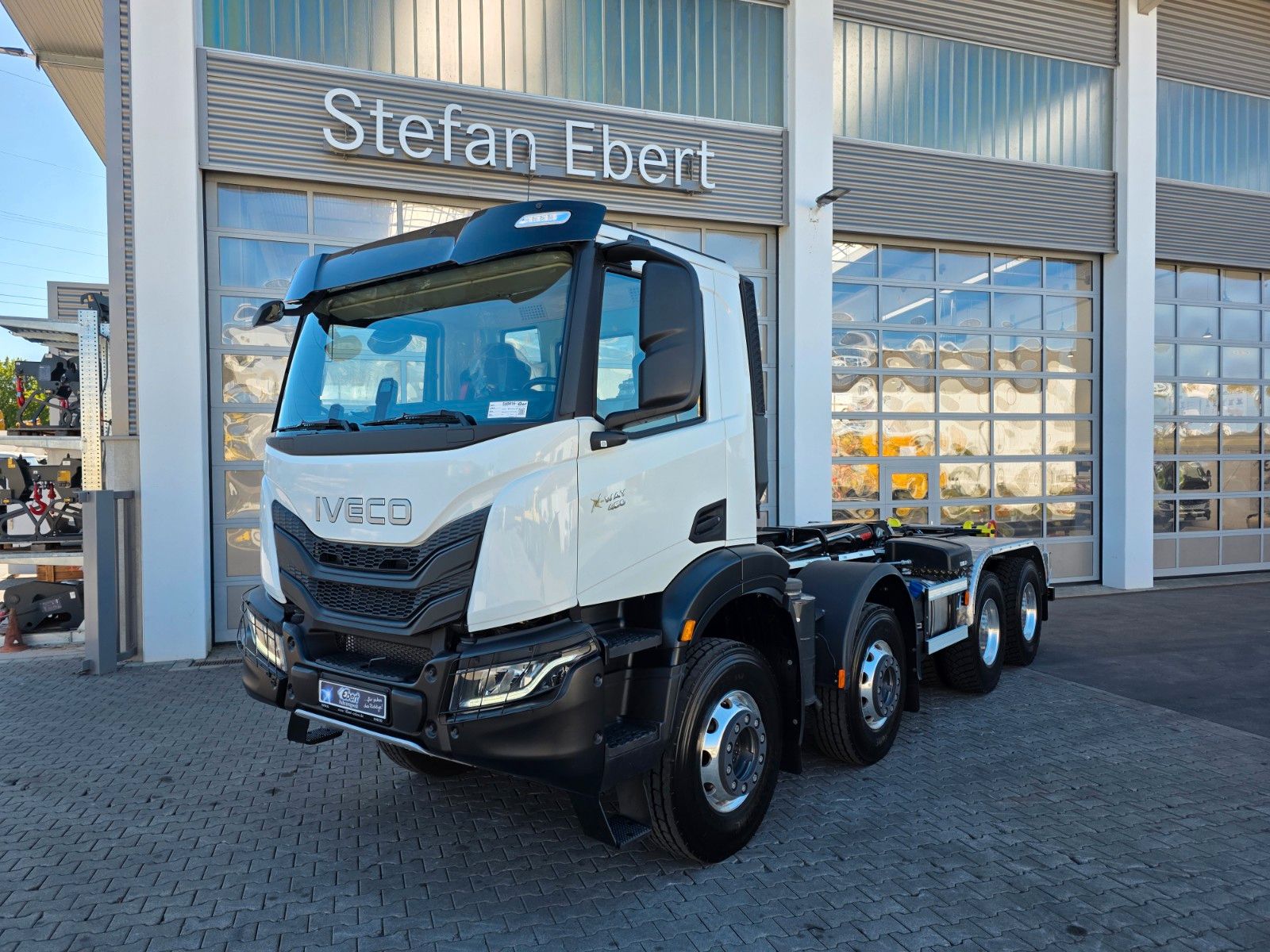 Fahrzeugabbildung Iveco X-Way AD320X46BZ OFF 8x4 Hiab ULT26S53-W-ITF Alu