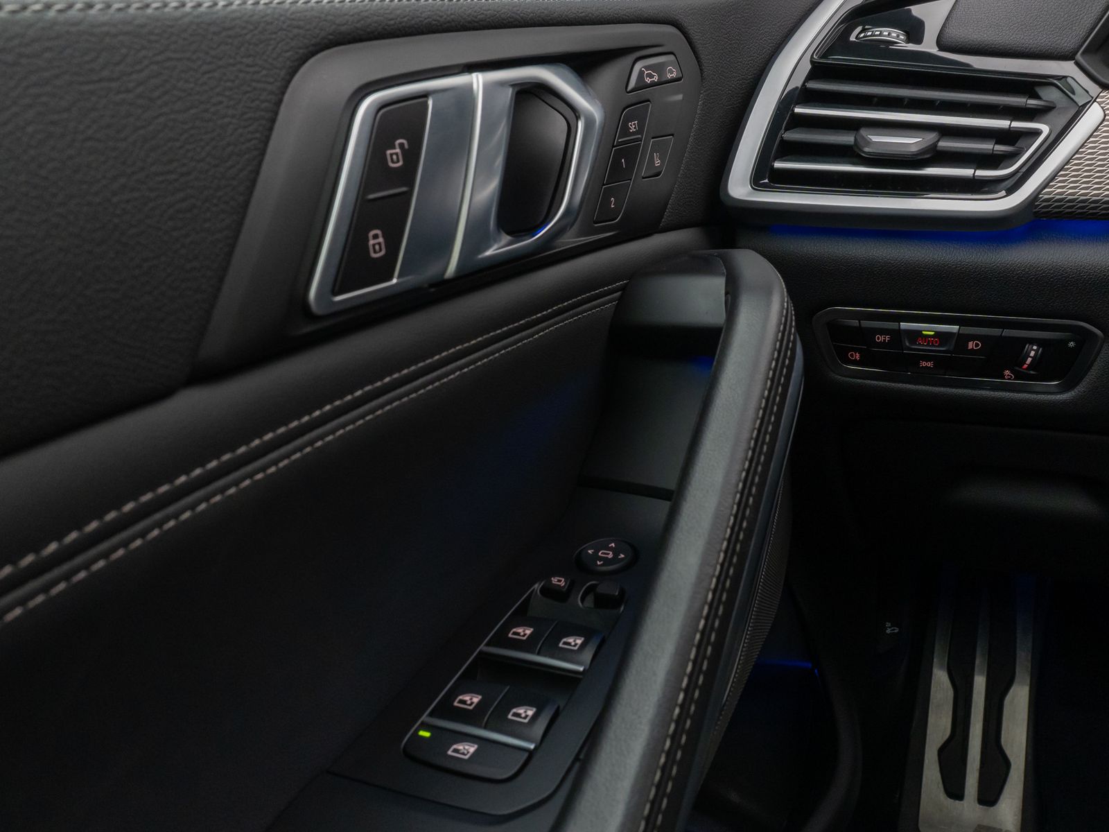 Fahrzeugabbildung BMW X6 M50i Panorama Laser 360° DAB H/K HUD 22Zoll
