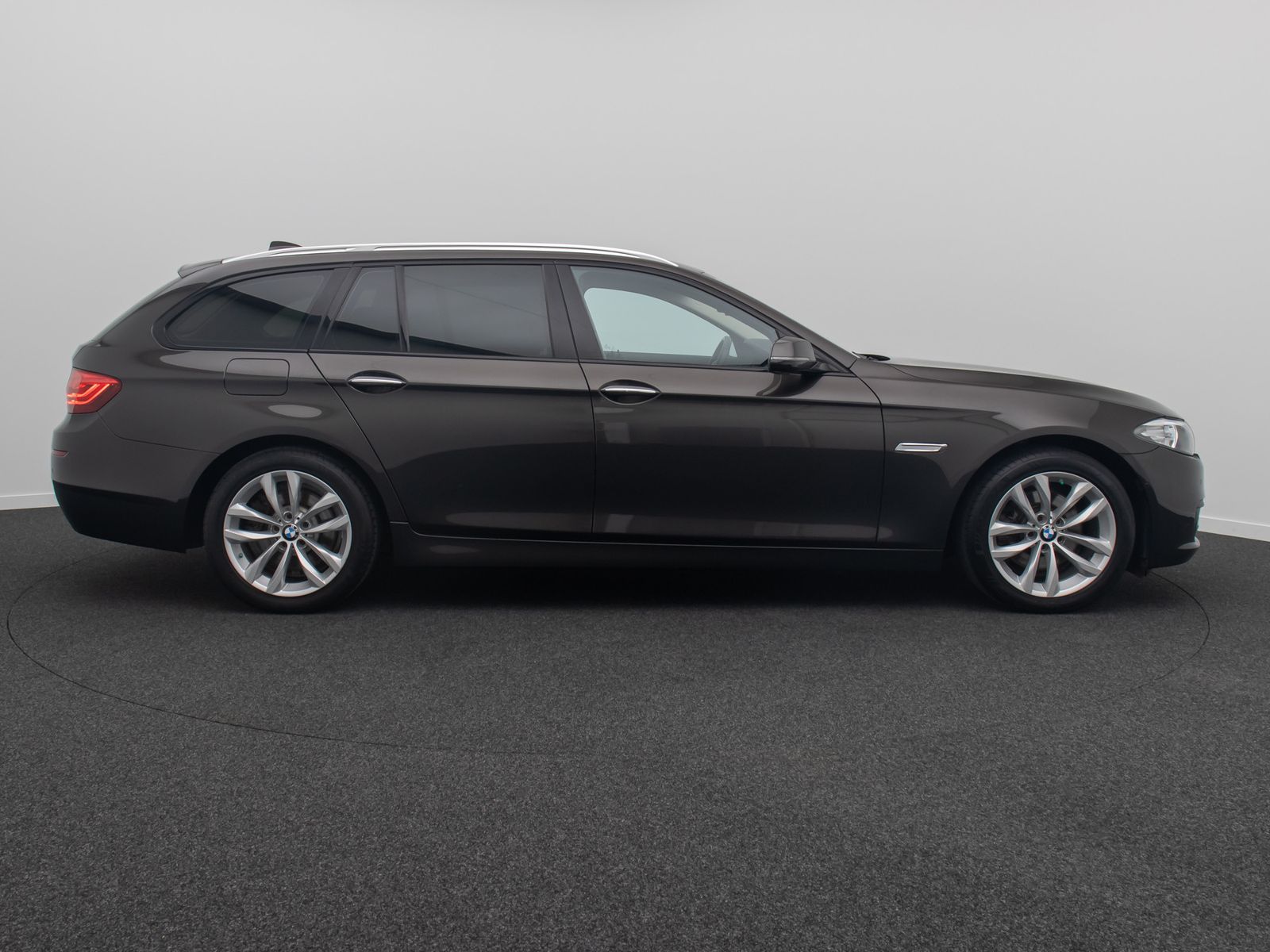 Fahrzeugabbildung BMW 520d HUD Alarm Komfortsitze SoftClose AHK Sport