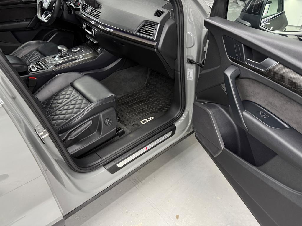 Audi Q5 2.0 TDI quattro S line Black, Foto 30 von 50