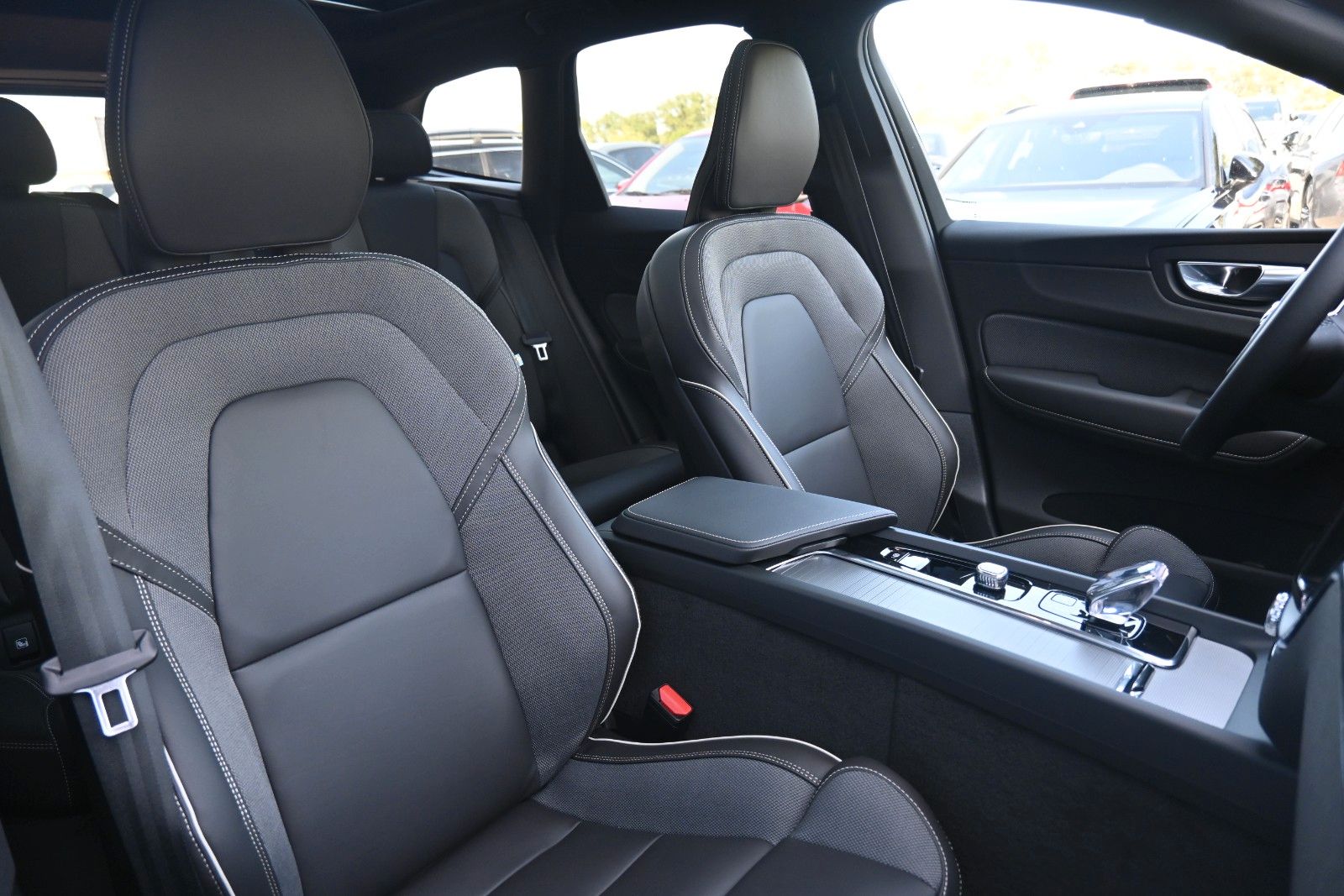 Fahrzeugabbildung Volvo XC60 B5 AWD Plus Dark*PANO*H&K*LUFT*LED*360°