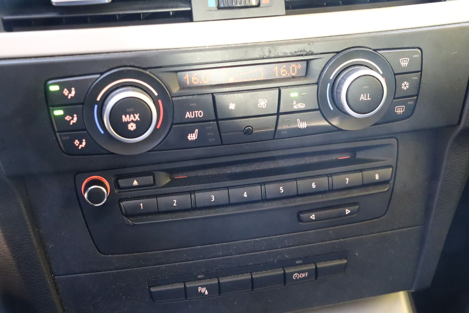 Fahrzeugabbildung BMW 318 i Touring * Xenon * SHZ * Navi