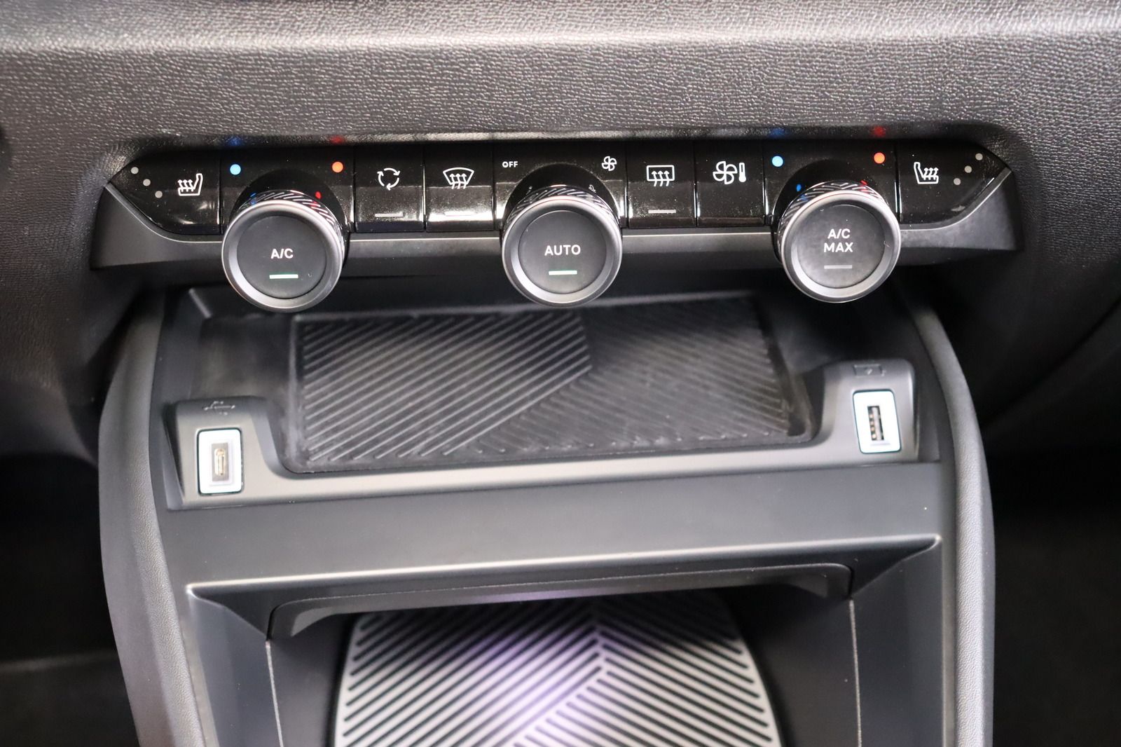 Fahrzeugabbildung Citroën C4 1.2i Feel Pack * LED * Navi * LRHZ *