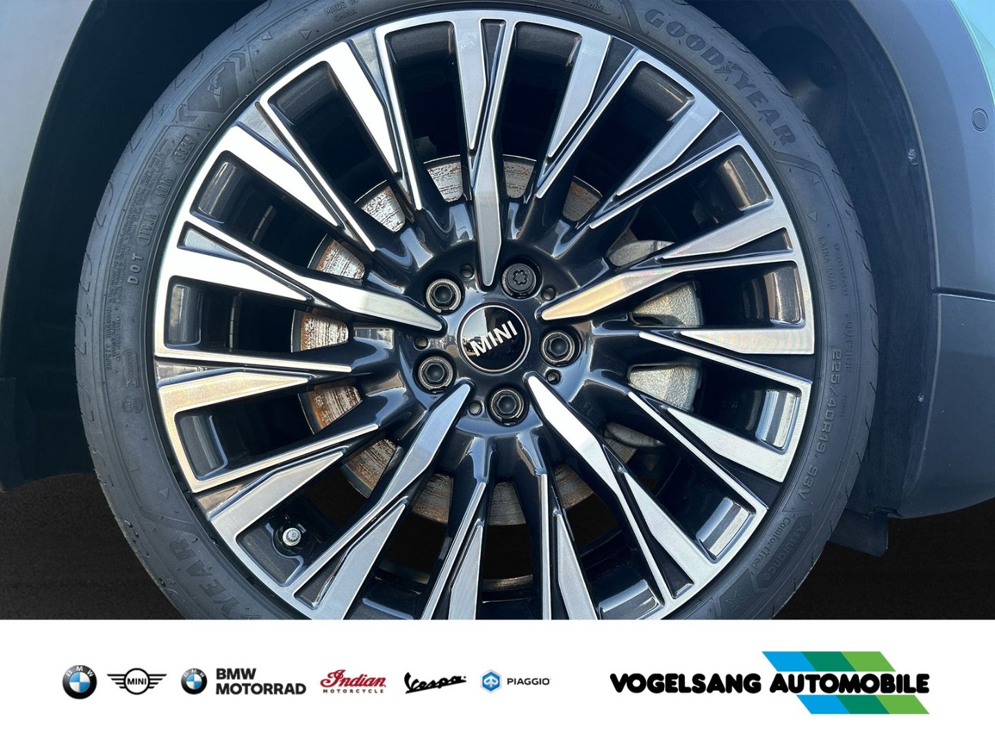 Fahrzeugabbildung MINI Aceman SE Classic Trim,Panodach,HeadUp,19''LMFel