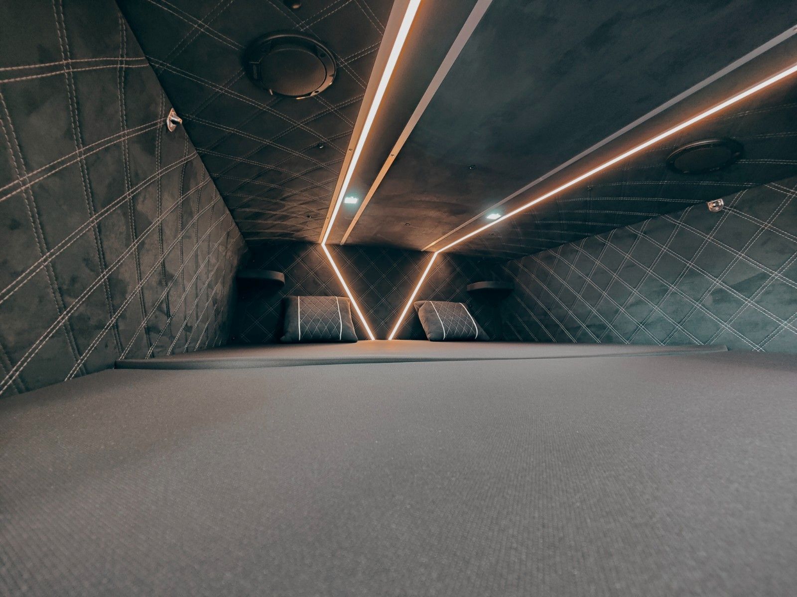 Fahrzeugabbildung Mercedes-Benz X-CROSSVAN  RWD #stealthcamper