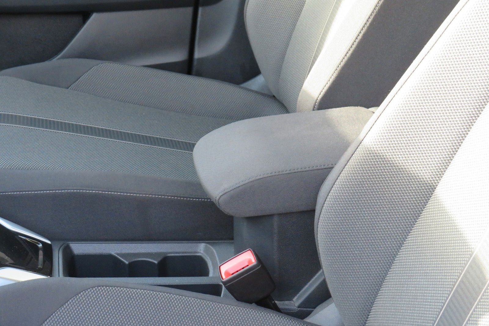 Fahrzeugabbildung Volkswagen T-Roc Life DSG AHK NAVI SITZH. APP-CON. LED 1Hd