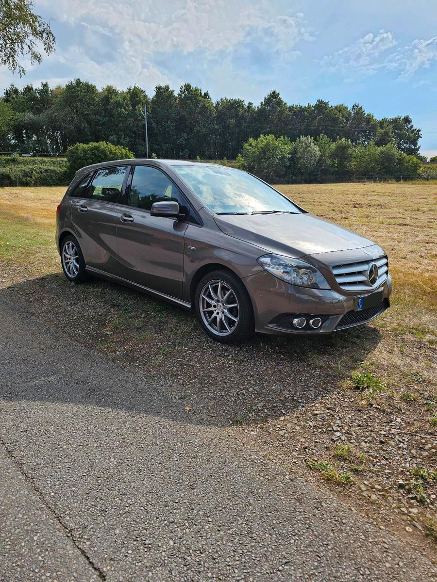Mercedes-Benz B 180
