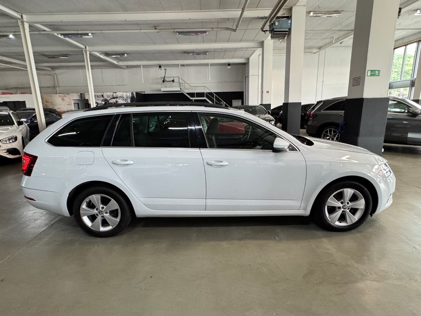 Fahrzeugabbildung SKODA Octavia STYLE 4X4 PANO NEUER MOTOR / MEGA VOLL