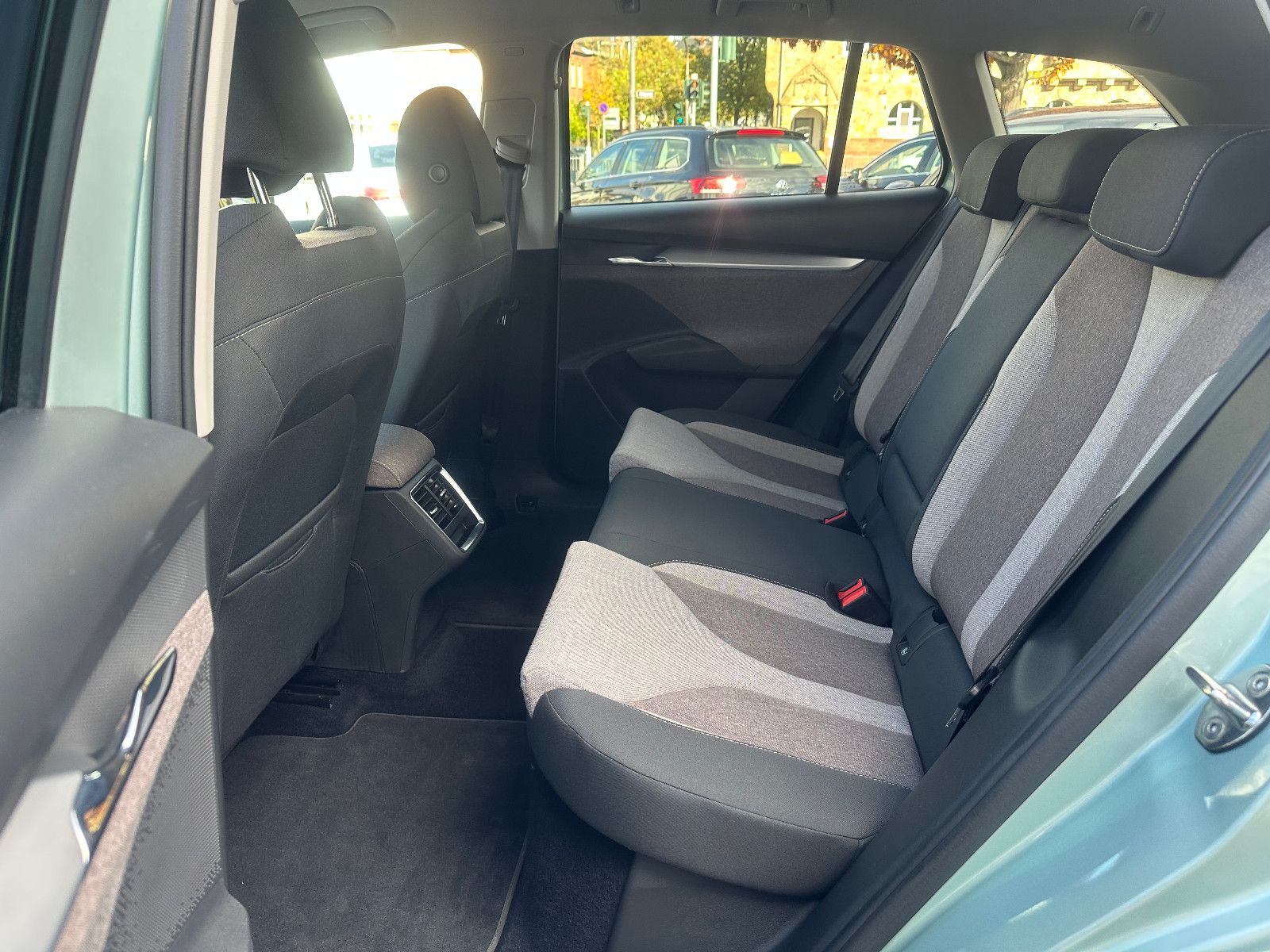 Fahrzeugabbildung SKODA ENYAQ 80 LODGE*1.HAND+AHK+204PS*