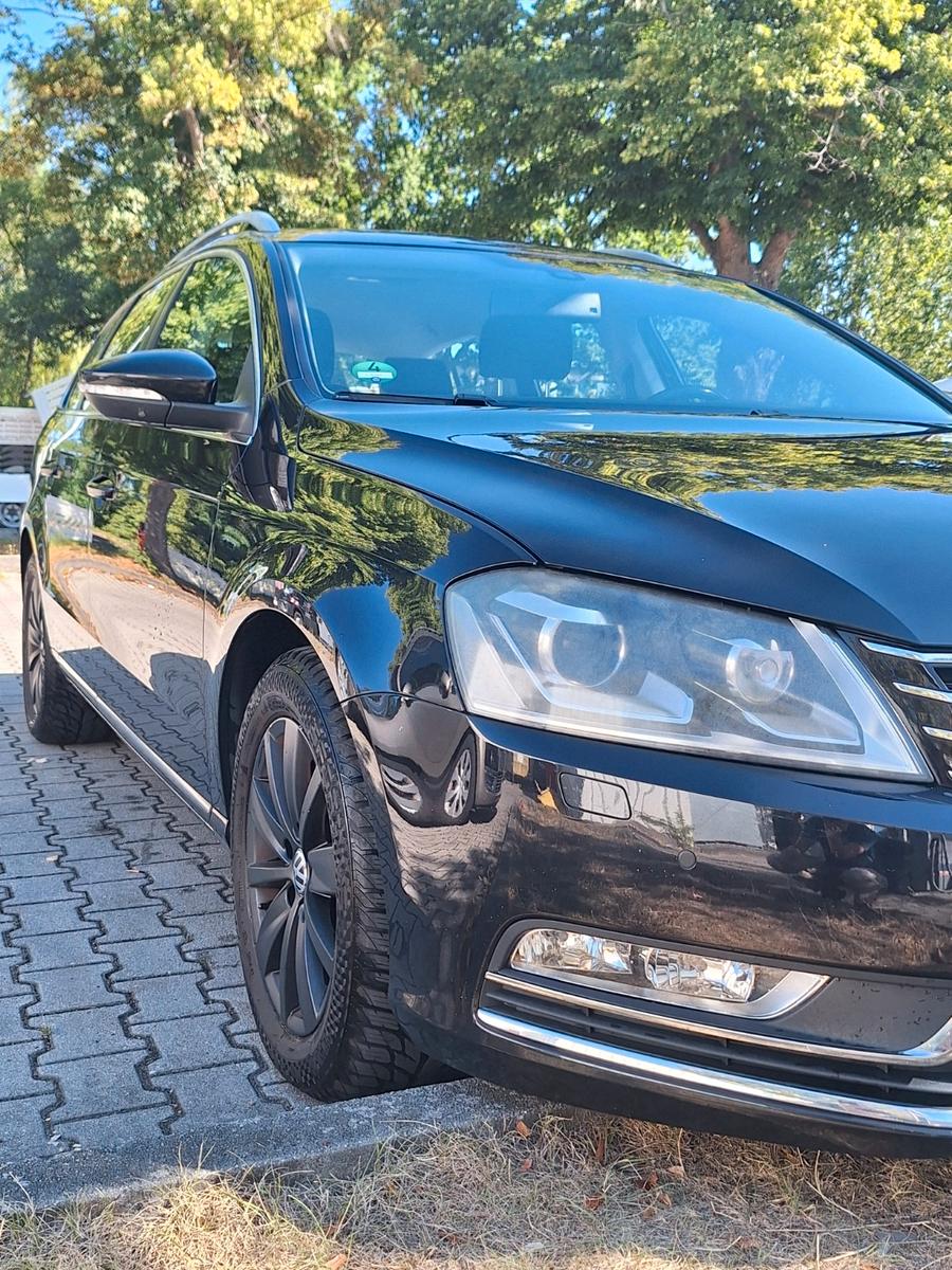 Volkswagen Passat 2012 — rear view