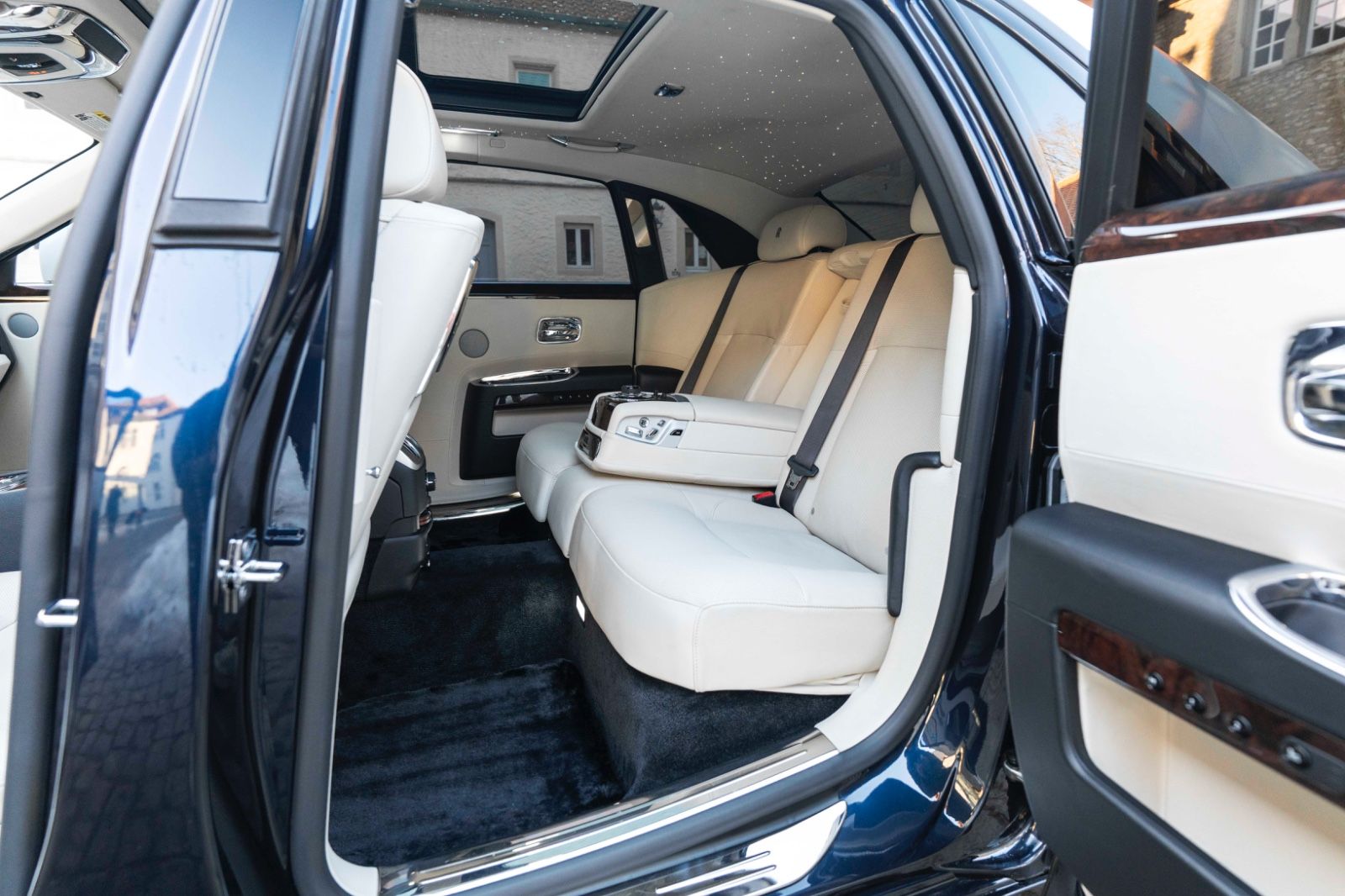 Fahrzeugabbildung Rolls-Royce Ghost V12 TWO TONE FACELIFT STERNHIMMEL KÜHLBOX