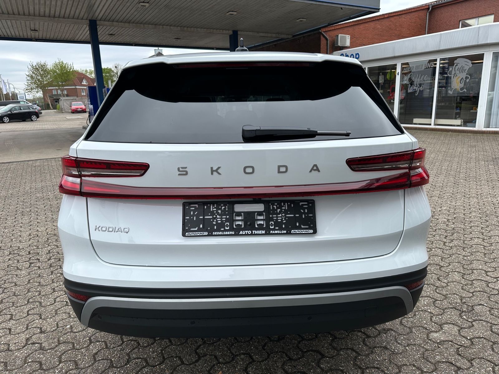Fahrzeugabbildung SKODA Kodiaq 1.5 TSI Selection DSG Navi/ACC/Matrix/19"