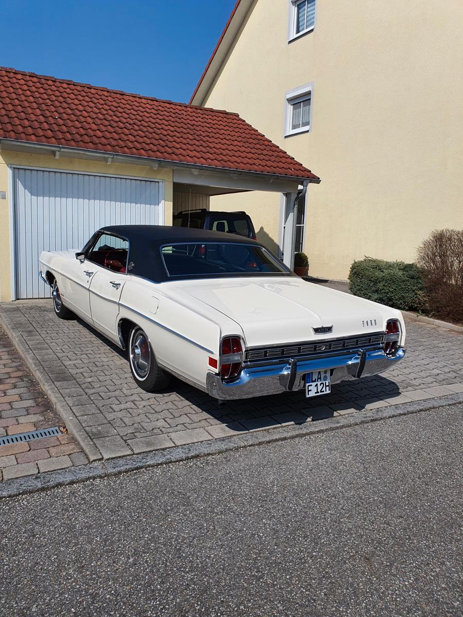 Ford LTD 4-Door Hardtop Sedan