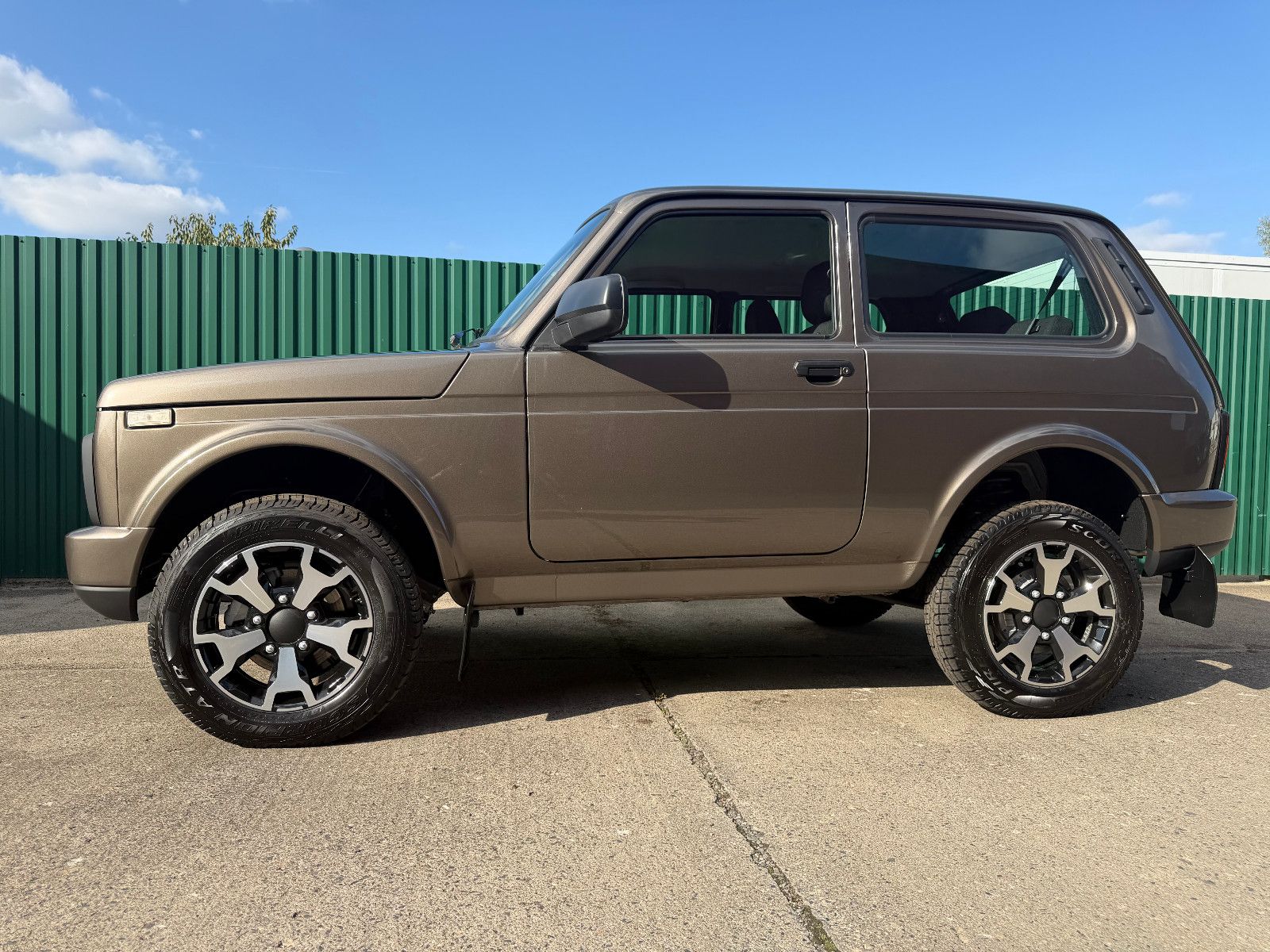Fahrzeugabbildung Lada Niva LEGEND URBAN "PREMIUM PLUS"!