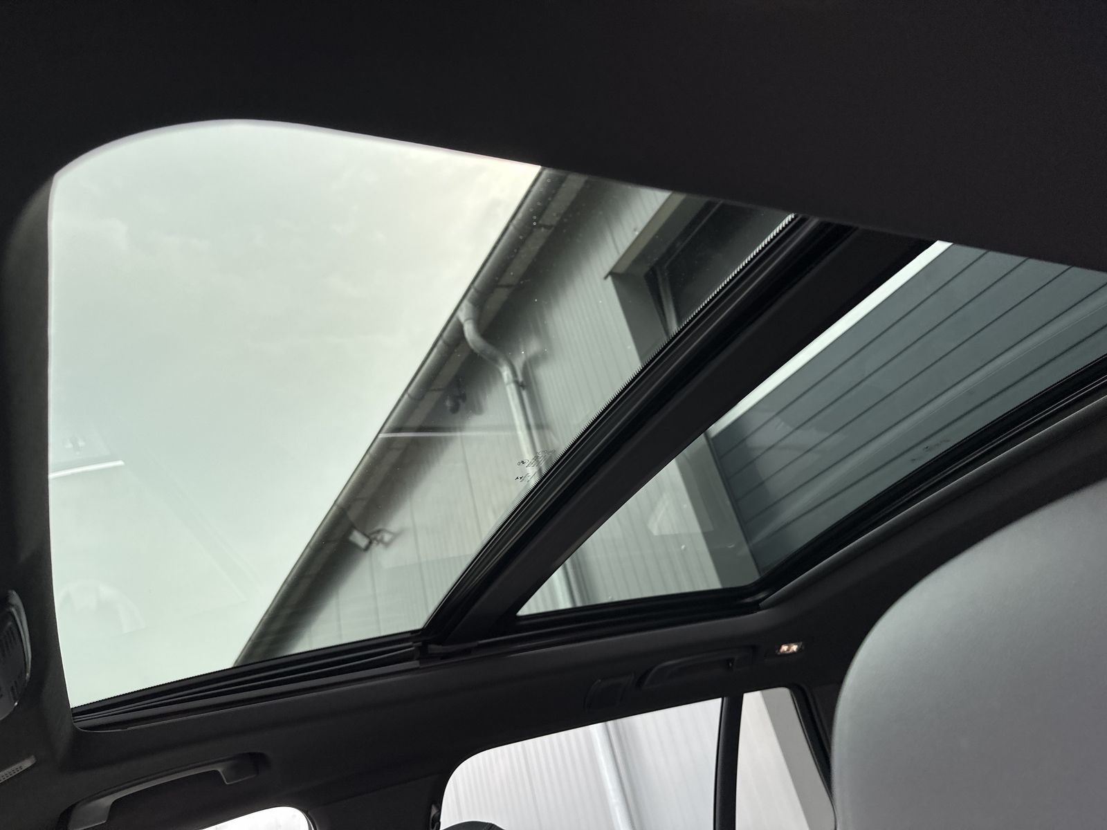 Fahrzeugabbildung BMW 530e Touring xDrive M-Sport NAV+LED+KAM+CARPLAY