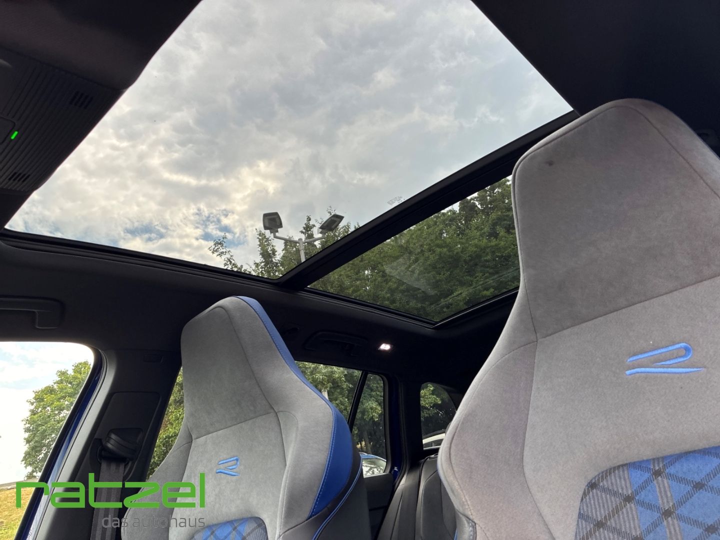 Fahrzeugabbildung Volkswagen Golf Variant 4Motion VIII R 2.0l TSI AHK-klappba