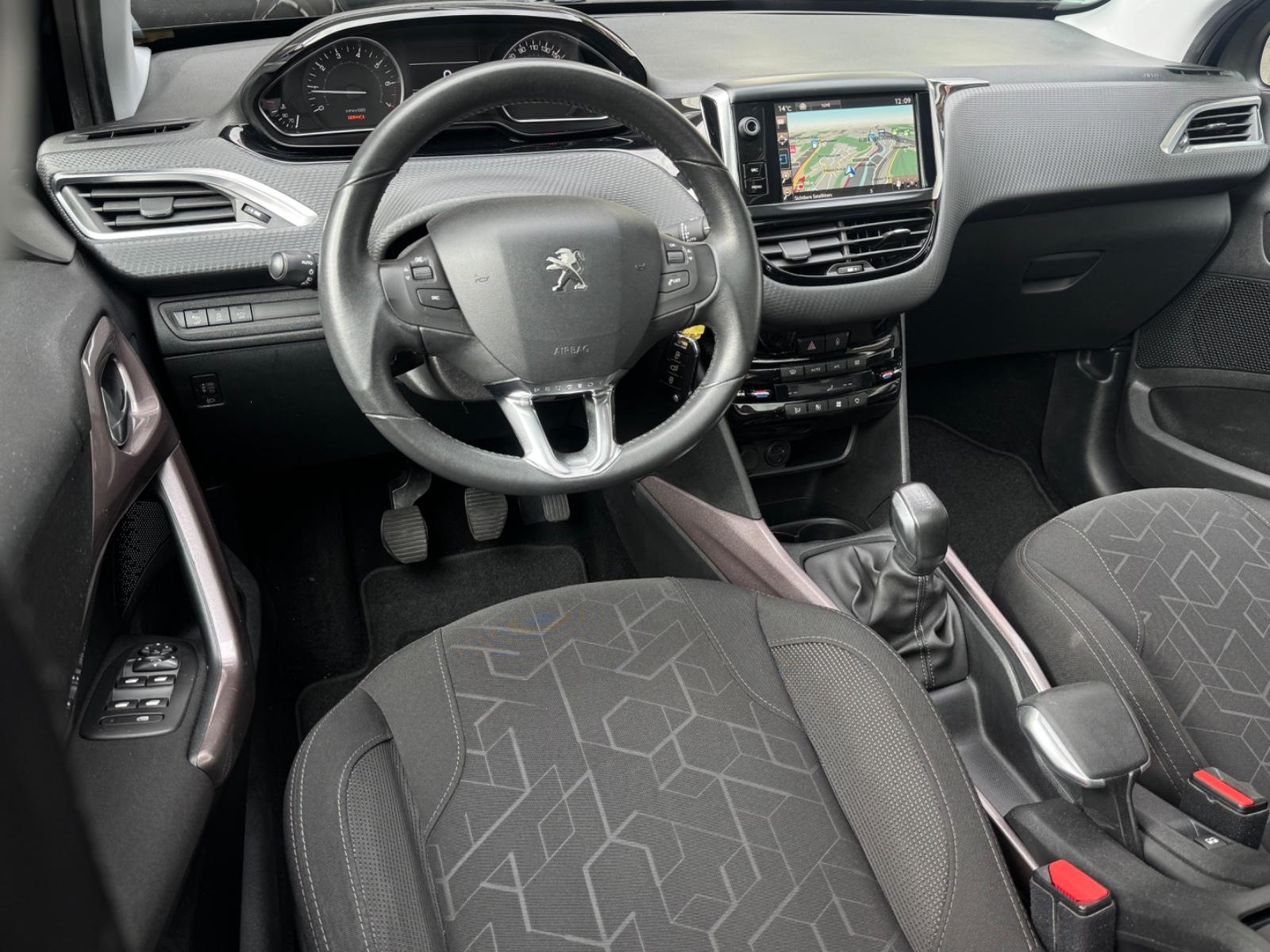 Peugeot 2008 Style*2.HAND*NUR 87TKM*PANO*NAVI*TEMPO*PDC