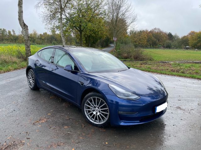 Tesla Model 3 Allradantrieb mit Dualmotor Long Ran...