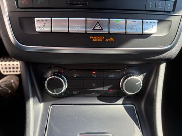 Fahrzeugabbildung Mercedes-Benz CLA 200 Shooting Brake AMG Navi PDC SHZ LED uvm