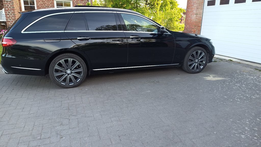 Image of Mercedes-Benz E 220