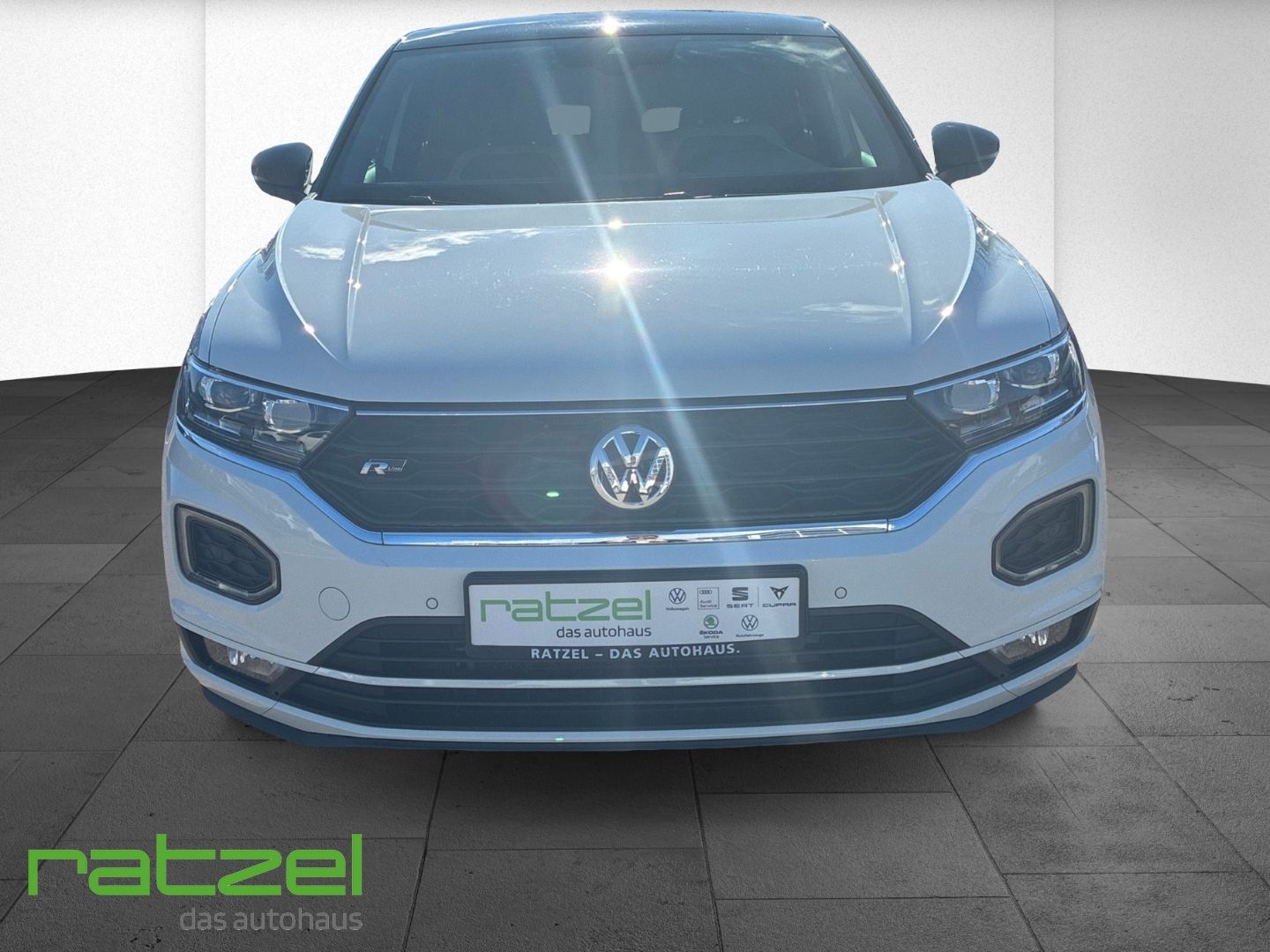 Fahrzeugabbildung Volkswagen T-Roc 1.5 TSI DSG R-Line RFK Navi AHK abnehmbar