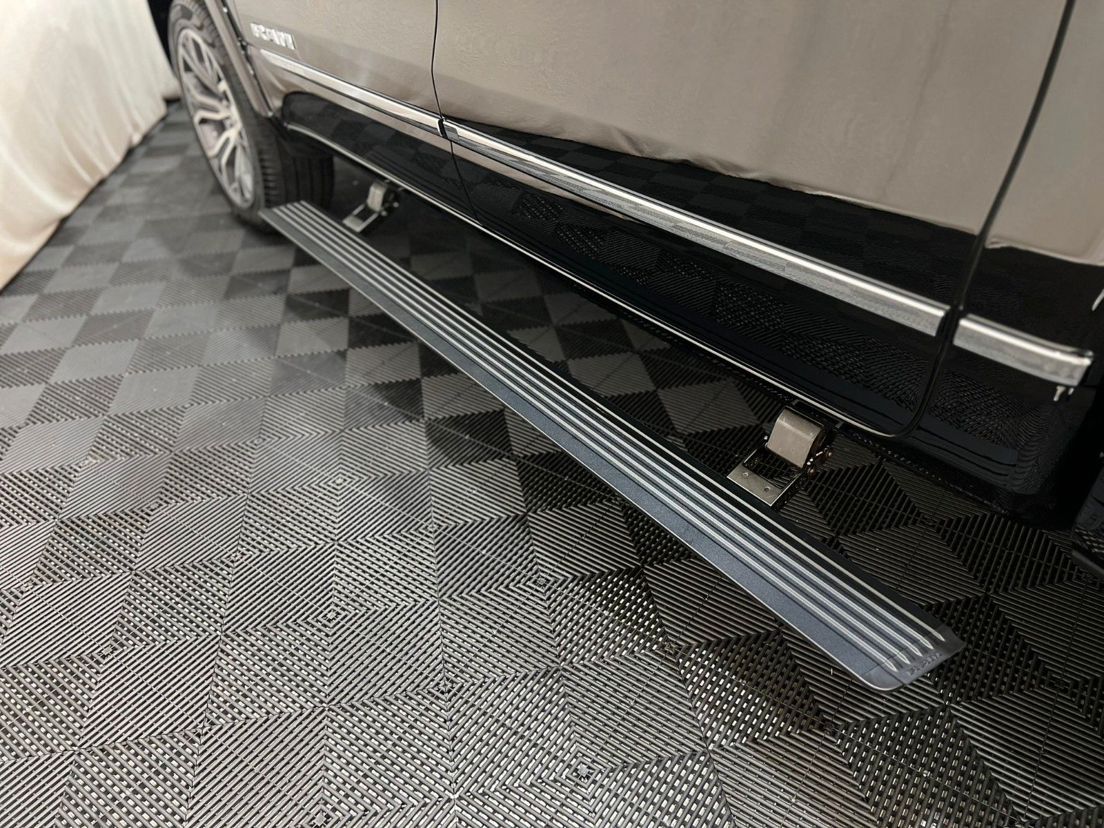Fahrzeugabbildung Dodge RAM 1500 TUNGSTEN CREW CAB H/O Black Interieur