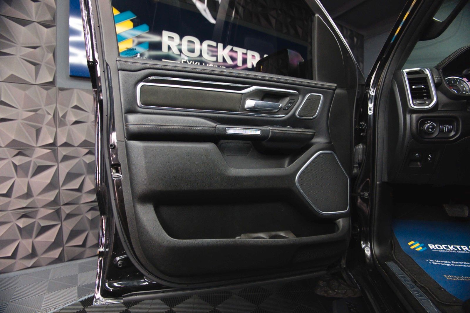 Fahrzeugabbildung Dodge RAM 5.7 V8 HEMI 4x4 Night LARAMIE LONGBED 19%