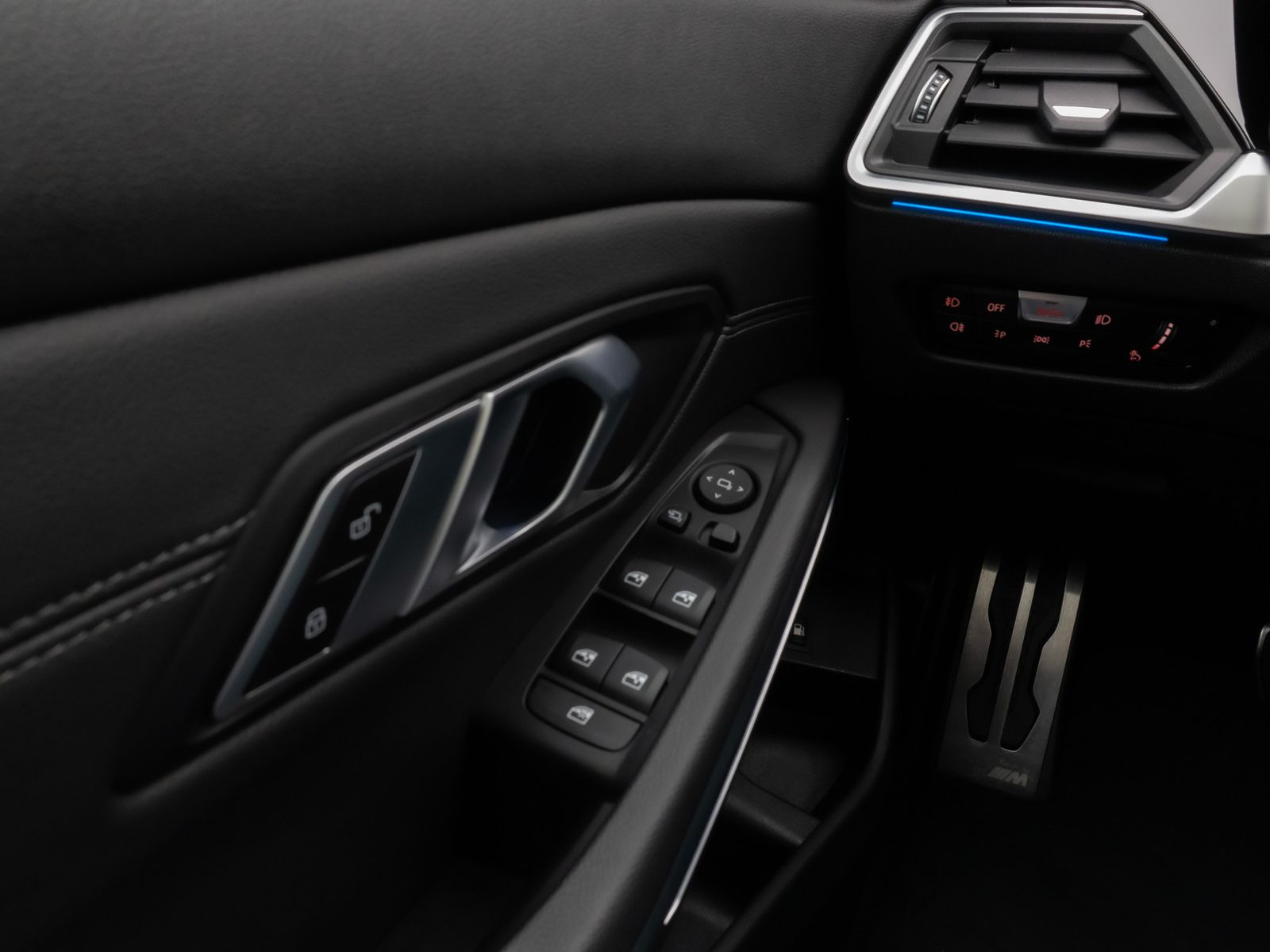 Fahrzeugabbildung BMW 330e xD M Sport Laser Glasdach PDC HUD DAB HiFi