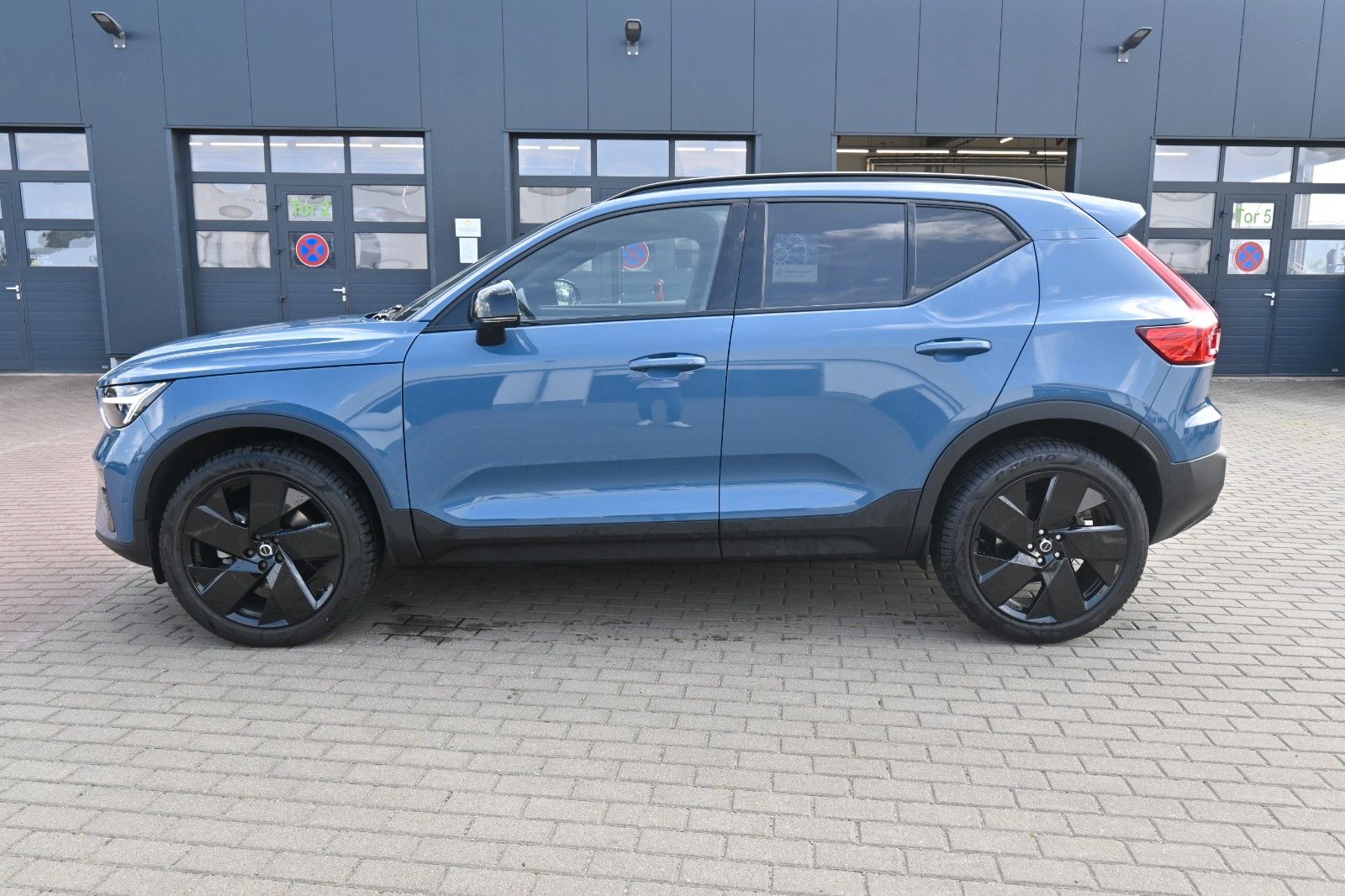 Fahrzeugabbildung Volvo XC40 B4 Black Ultra Dark*FSHZG*PANO*360°*ACC