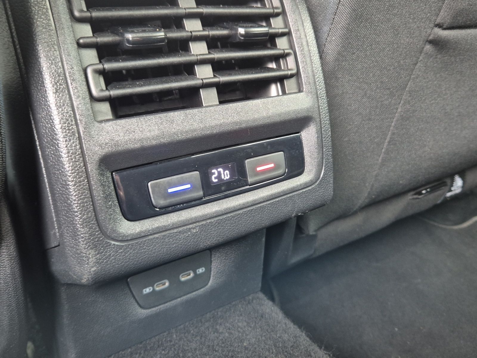 Fahrzeugabbildung Volkswagen Golf VIII Variant Life DSG LED AHK Navi AID ACC